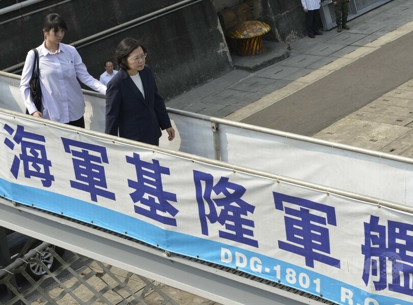 台湾総統、海軍の軍事演習を視察 中国との緊張強まる中