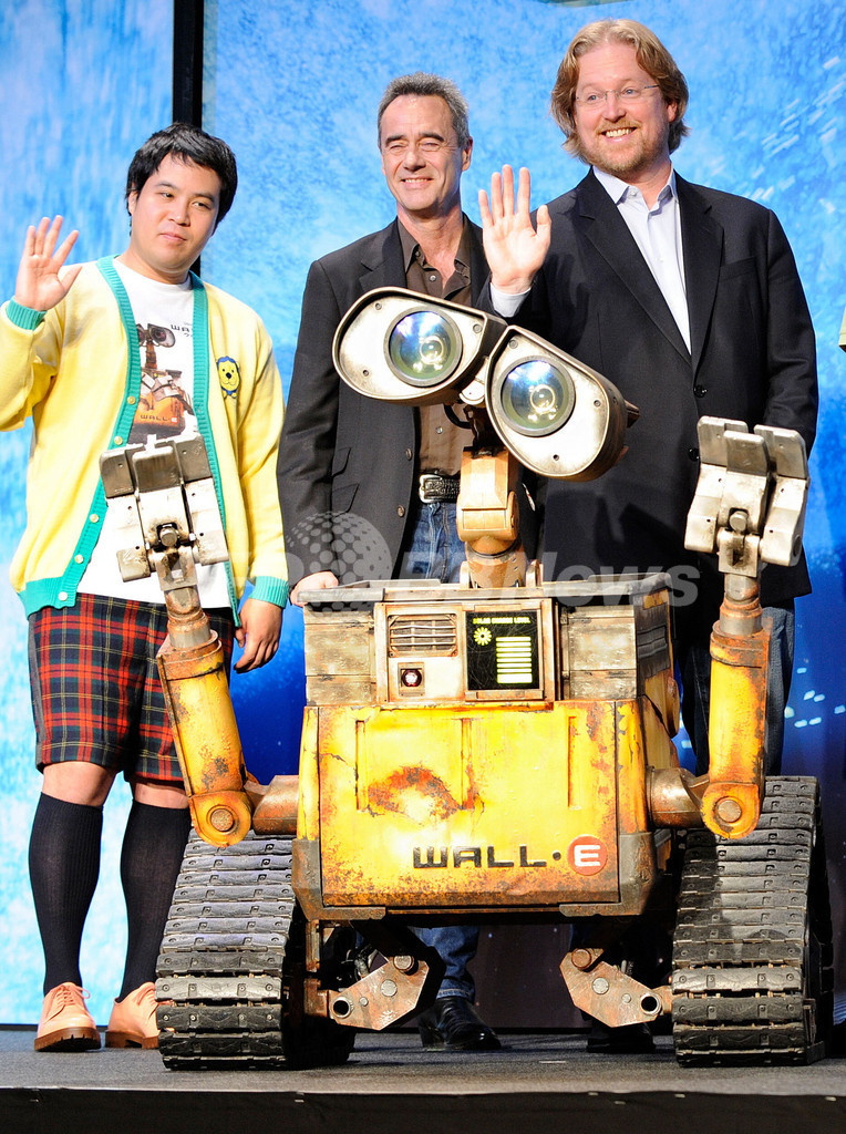 タカアンドトシ、『ＷＡＬＬ・Ｅ／ウォーリー』記者会見でロボットにインタビュー？