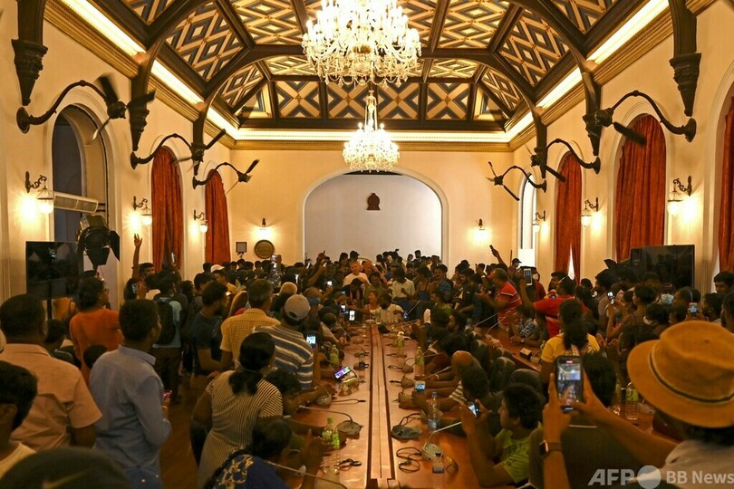 大統領公邸占拠のデモ隊、現金見つけ届け出 スリランカ