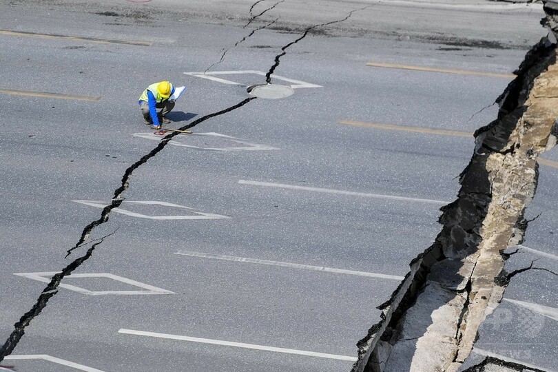 中国で道路崩落、8人死亡 地下鉄駅建設現場の水漏れ影響