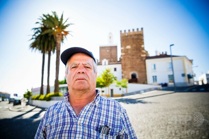 車椅子の男性、43年後に誤診と判明 いまは歩いてカフェにも