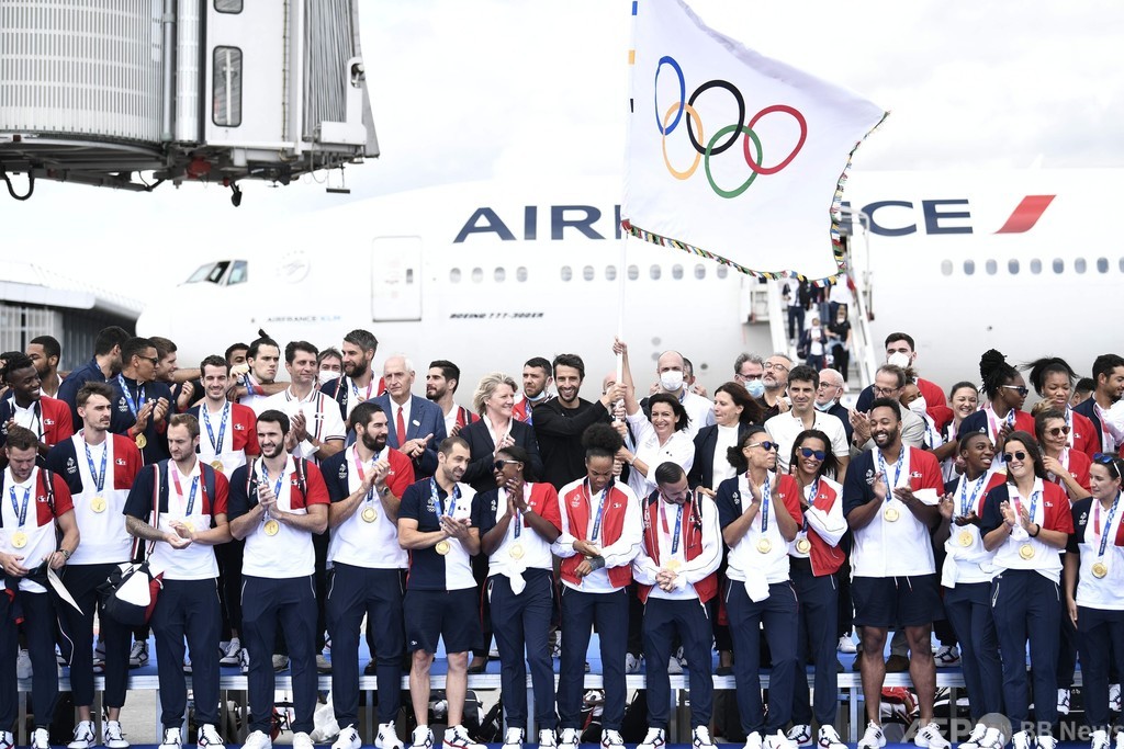 国際ニュース：AFPBB Newsフランス選手団が帰国、五輪旗もパリに到着