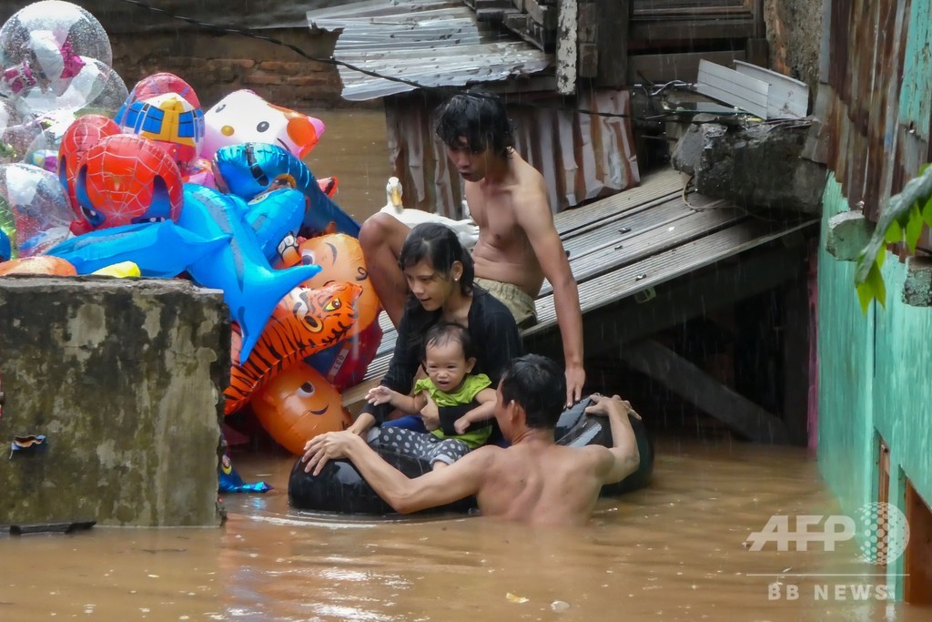 新年の洪水で9人死亡 インドネシア首都 写真9枚 国際ニュース Afpbb News