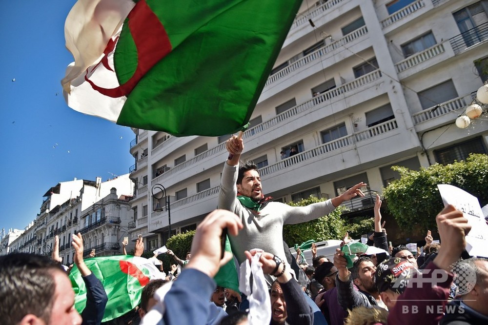 アルジェリア大統領選、現職の5選出馬めぐり数万人が抗議デモ 写真11枚 国際ニュース:AFPBB News