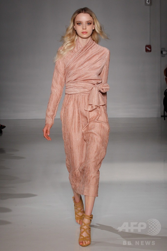 膝下丈のスカートでエレガントに、「ジル・スチュアート」15年春夏