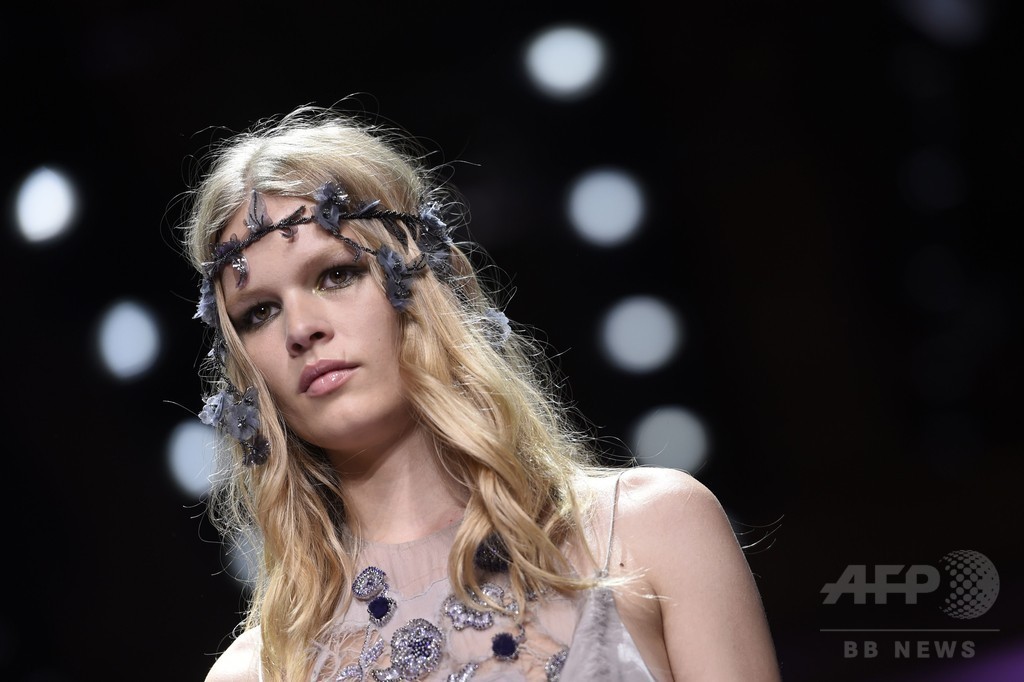 シフォンやレースで見せる柔らかな女性像、「アトリエ ヴェルサーチ」15/16年秋冬オートクチュール