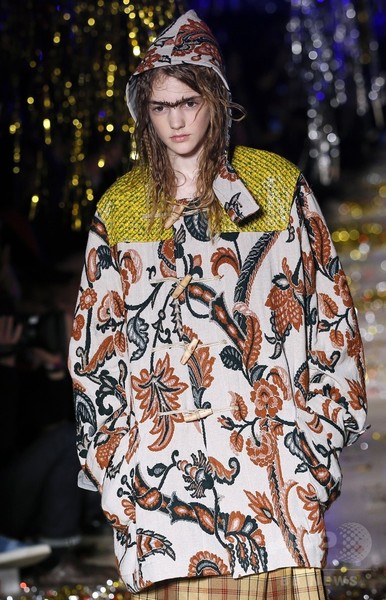 「ユニセックス」にまとう服、「ヴィヴィアン・ウエストウッド ゴールドレーベル」15/16秋冬