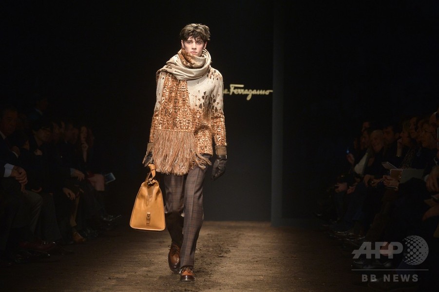 オーバーサイズのマフラーをアクセントに、「サルヴァトーレ フェラガモ」15/16年秋冬メンズ