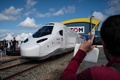仏西部ラロシェルにある鉄道車両大手アルストムの工場で公開されたフランス国鉄向けの次世代高速鉄道車両「TGV M」（2022年9月9日撮影）。(c)XAVIER LEOTY / AFP