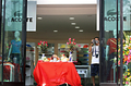 2007年8月8日、ハノイ（Hanoi）市内のショッピングセンターに開店したラコステ（Lacoste）店舗前に供えられた供え物。(c)AFP/Hoang Dinh Nam