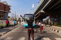 ナイジェリア・ラゴスの空港に通じる道路で公共交通のバスの前に立ちはだかる、警察の暴力に抗議するデモの参加者（2020年10月19日撮影）。(c)Benson Ibeabuchi / AFP
