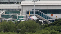 ドアが開いた状態で韓国・大邱国際空港に着陸したアシアナ航空機（2023年5月26日撮影）。(c)YONHAP / AFP