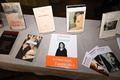 スウェーデン・ストックホルムのスウェーデン・アカデミーに展示された、仏作家アニー・エルノー氏の著書（2022年10月6日撮影、資料写真）。(c)Jonathan NACKSTRAND / AFP 