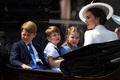 英ロンドンで、エリザベス女王の在位70年祝賀行事の一環として行われた「軍旗分列行進式」で馬車に乗る（左から）ジョージ王子、ルイ王子、シャーロット王女、キャサリン妃（2022年6月2日撮影）。(c)Daniel LEAL / various sources / AFP
