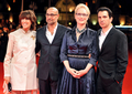 フランス北西部のリゾート地ドービル（Deauville）で4日から13日まで第35回ドービル・アメリカ映画祭（Deauville American Film Festival）が開催され、期間中多くのハリウッドスターが姿を見せた。写真は、映画『ジュリー＆ジュリア（Julie &amp; Julia）』の上映会に出席した（左から）ノーラ・エフロン（Nora Ephron）監督、スタンリー・トゥッチ（Stanley Tucci）、メリル・ストリープ（Meryl Streep）、クリス・メッシーナ（Chris Messina、2009年9月5日撮影）。(c)AFP/MYCHELE DANIAU