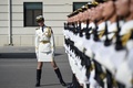 中国建国70周年記念の軍事パレードを10月1日に控え、中国・北京郊外の演習場で行進訓練に参加する女性隊員ら（2019年9月25日撮影）。(c)WANG ZHAO / AFP