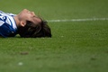 22-23スペイン1部リーグ第16節、アルメリア対レアル・ソシエダ。ピッチに倒れるレアル・ソシエダの久保建英（2023年1月8日撮影）。(c)JORGE GUERRERO / AFP