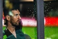 サッカー、USオープンカップ決勝、インテル・マイアミ対ヒューストン・ダイナモFC。スタジアムのラウンジからスタジアムを見渡すインテル・マイアミのリオネル・メッシ（2023年9月27日撮影）。(c)CHANDAN KHANNA / AFP