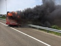 台湾・桃園にある空港へと向かう道路沿いで炎上する観光バス。桃園市消防局提供（2016年7月19日撮影）。(c)AFP/TAOYUAN CITY FIRE DEPARTMENT