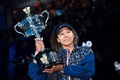全豪オープンテニス、女子シングルス決勝。トロフィーを掲げる大坂なおみ（2021年2月20日撮影）。(c)William WEST / AFP