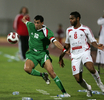 UAEのハイダル・アリ（%%Haidar Ali%%）を制してボールをコントロールするイラクの%%Yunes Mahmud%%（左）。(c)AFP/KARIM SAHIB
