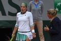 全仏オープンテニス、女子シングルス準々決勝。判定をめぐって審判と口論するエレナ・オスタペンコ（2017年6月6日撮影）。(c)AFP/GABRIEL BOUYS