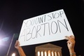 米首都ワシントンの最高裁前で、抗議活動をする人々（2022年5月2日撮影）。(c)Stefani Reynolds / AFP
