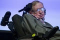 英ロンドン（London）で開催された記者会見に臨む英物理学者のスティーブン・ホーキング（Stephen Hawking）博士（2014年12月2日撮影）。(c)AFP/JUSTIN TALLIS