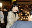 衆院本会議で、鳩山由紀夫（Miyuki Hatoyama）氏の首相指名を見る鳩山幸（Miyuki Hatoyama）夫人（2009年9月16日撮影）。(c)AFP/Yoshikazu TSUNO