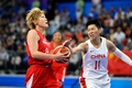 第19回アジア競技大会、バスケットボール女子決勝、中国対日本。ドライブを仕掛ける高田真希（左、2023年10月5日撮影）。(c)Philip FONG / AFP