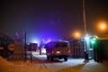 ロシア・ケメロボ州べロボ近郊のリストバシュナヤ炭鉱に入る救助隊の車両（2021年11月25日撮影）。(c)Alexander Patrin / AFP