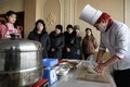 北朝鮮の首都平壌で開催された料理コンテストで腕を振るうシェフ（2019年2月13日撮影）。(c) Ed JONES / AFP