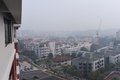 煙害による大気汚染が深刻化しているシンガポールで、白い煙に覆われた建物（2015年9月24日撮影）。(c)AFP/STEFANUS IAN
