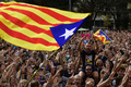 スペイン・カタルーニャ自治州の州都バルセロナで、カタルーニャ独立派の旗「アスタラーダ」を掲げてデモを行う市民ら（2017年10月2日撮影）。(c)AFP/PIERRE-PHILIPPE MARCOU