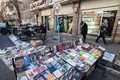 イラン・テヘランの街角で売られる本（2022年1月29日撮影）。(c) ATTA KENARE / AFP