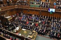 英議会で、ウクライナのウォロディミル・ゼレンスキー大統領の演説を聞く議員ら。英議会提供（2022年3月8日撮影、提供）。 (c)JESSICA TAYLOR / UK PARLIAMENT / AFP