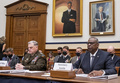 米下院軍事委員会の公聴会に臨むロイド・オースティン国防長官（右）とマーク・ミリー統合参謀本部議長（左）ら（2021年9月29日撮影）。(c)Rod Lamkey / POOL / AFP