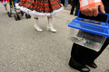 イエス・キリストの復活を祝うキリスト教の宗教行事「復活祭（Easter）」の前日にあたる11日、カリフォルニア（California）州ロサンゼルス（Los Angeles）でロジャー・マホーニー（Roger Mahony）枢機卿の祝福を受けるため、民族衣装を着てペットを抱き順番を待つ人びと。動物たちが人間の役に立っていることへのお礼として行われる動物への祝福は、復活祭前日の恒例行事となっている（2009年4月11日撮影）。(c)AFP/Robyn BECK