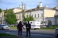 ロシア・モスクワで、無人機攻撃を受けた非居住用建物と近くで警戒に当たる警察官（2023年7月24日撮影）。(c)Alexander NEMENOV / AFP