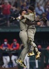 21MLB、テキサス・レンジャーズ対サンディエゴ・パドレス。ノーヒットノーランを達成して捕手のビクター・カラティーニ（右）と喜ぶサンディエゴ・パドレスのジョー・マスグローブ（2021年4月9日撮影）。(c)Ronald Martinez/Getty Images/AFP