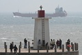 台湾に近い中国・平潭島沖の台湾海峡を航行する船舶（2023年4月8日撮影）。(c)GREG BAKER / AFP