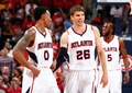 14-15NBAプレーオフ・イースタンカンファレンス準決勝（7回戦制）、アトランタ・ホークス対ワシントン・ウィザーズ。コート上でチームメートのジェフ・ティアグと言葉を交わすアトランタ・ホークスのカイル・コーバー（2015年5月5日撮影）。(c)AFP/Getty Images/Kevin C. Cox