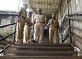 インド・ムンバイで、鉄道駅に至る歩道橋で起きた事故の現場を歩く治安要員ら（2017年9月29日撮影）。(c)AFP/PUNIT PARANJPE