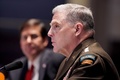 米首都ワシントンで、下院軍事委員会の公聴会で証言する米軍制服組トップのマーク・ミリー統合参謀本部議長（右、2020年7月9日撮影）。(c)Greg Nash / POOL / AFP