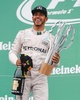 16F1第7戦カナダGP決勝。優勝トロフィーを手に歓喜するメルセデスAMGのルイス・ハミルトン（2016年6月12日撮影）。(c)AFP/Chris Roussakis
