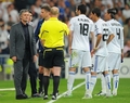 欧州チャンピオンズリーグ2010-11（UEFA Champions League 2010-11）準決勝、レアル・マドリード（Real Madrid）対FCバルセロナ（FC Barcelona）第1戦。審判に抗議するレアル・マドリードのジョゼ・モウリーニョ監督（Jose Mourinho、左、2011年4月27日撮影）。(c)AFP/LLUIS GENE