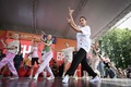 ロシア・モスクワのルジニキ・オリンピック・コンプレックスで開催されたイベントで、ブレークダンスの特別クラスを行ったフィギュアスケート女子のカミラ・ワリエワ（右、2023年7月1日撮影）。(c)Natalia KOLESNIKOVA / AFP