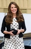 英リーブスデン（Leavesden）にあるワーナー・ブラザーズ・スタジオ（Warner Bros. Studios）に訪れたキャサリン妃（Catherine, Duchess of Cambridge、2013年4月26日撮影）。(c)AFP/LEON NEAL