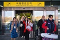 北朝鮮・平壌の国際空港に到着したロシア人団体旅行客（2024年2月9日撮影）。(c)KIM Won Jin / AFP