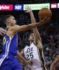 15-16NBA、ユタ・ジャズ対ゴールデンステイト・ウォリアーズ。ユタ・ジャズのラウル・ネトをかわしレイアップシュートを狙うゴールデンステイト・ウォリアーズのステフェン・カリー（2015年11月30日撮影）。(c)AFP/Getty Images/George Frey